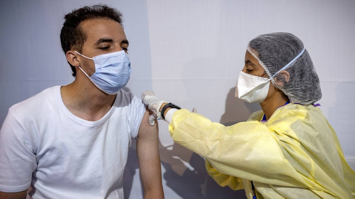 Une soignante administre une dose du vaccin Sinopharm contre le Covid-19 dans le vaccinodrome intelligent d'Errahma, dans la banlieue de Casablanca, le 9 août 2021.
