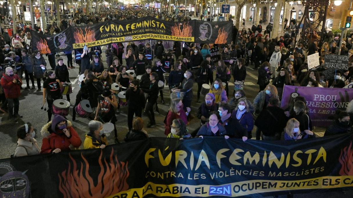 Des personnes défilent lors d'une manifestation marquant la Journée internationale pour l'élimination de la violence à l'égard des femmes, le 25 novembre 2021, à Barcelone.
