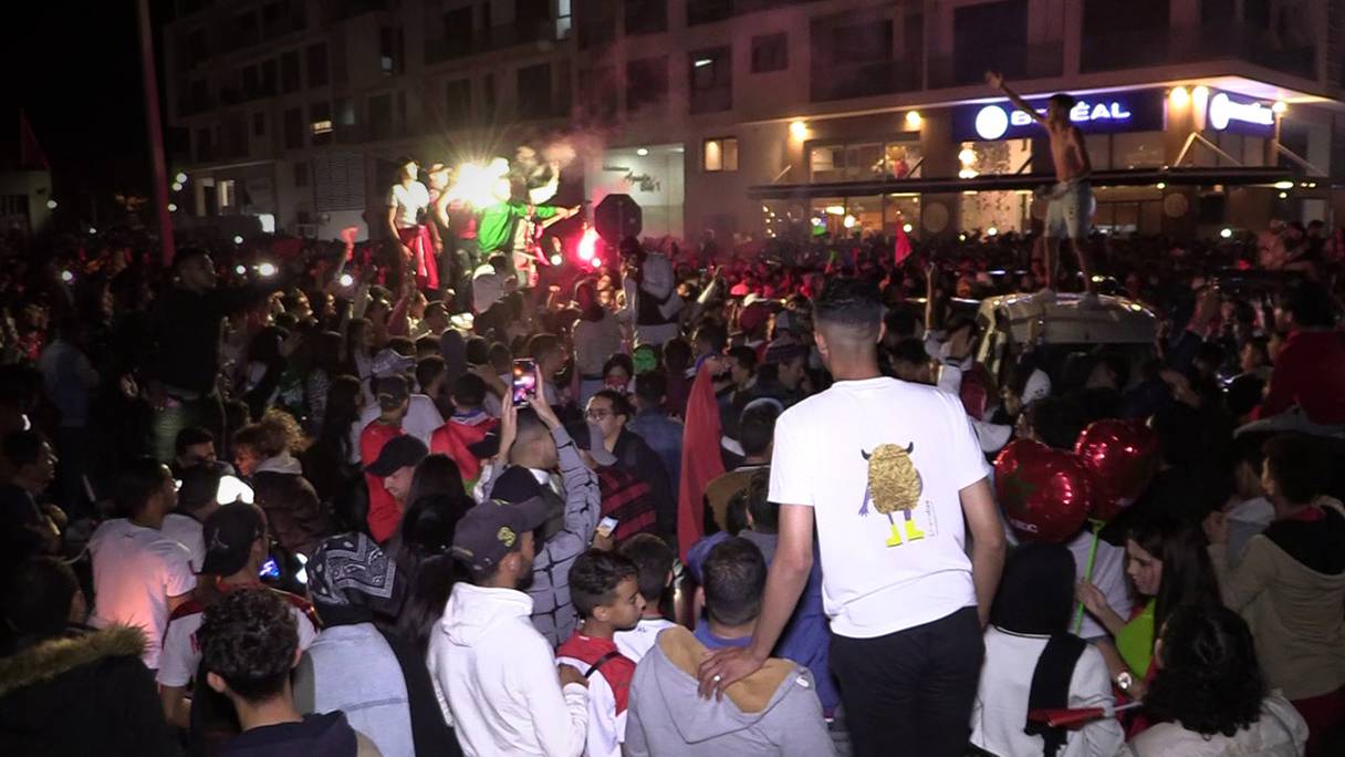 Les habitants d'Agadir ont envahi les rues le 6 novembre 2022 au soir pour célébrer la qualification des Lions de l'Atlas en quarts de finale de la Coupe du monde au Qatar.
