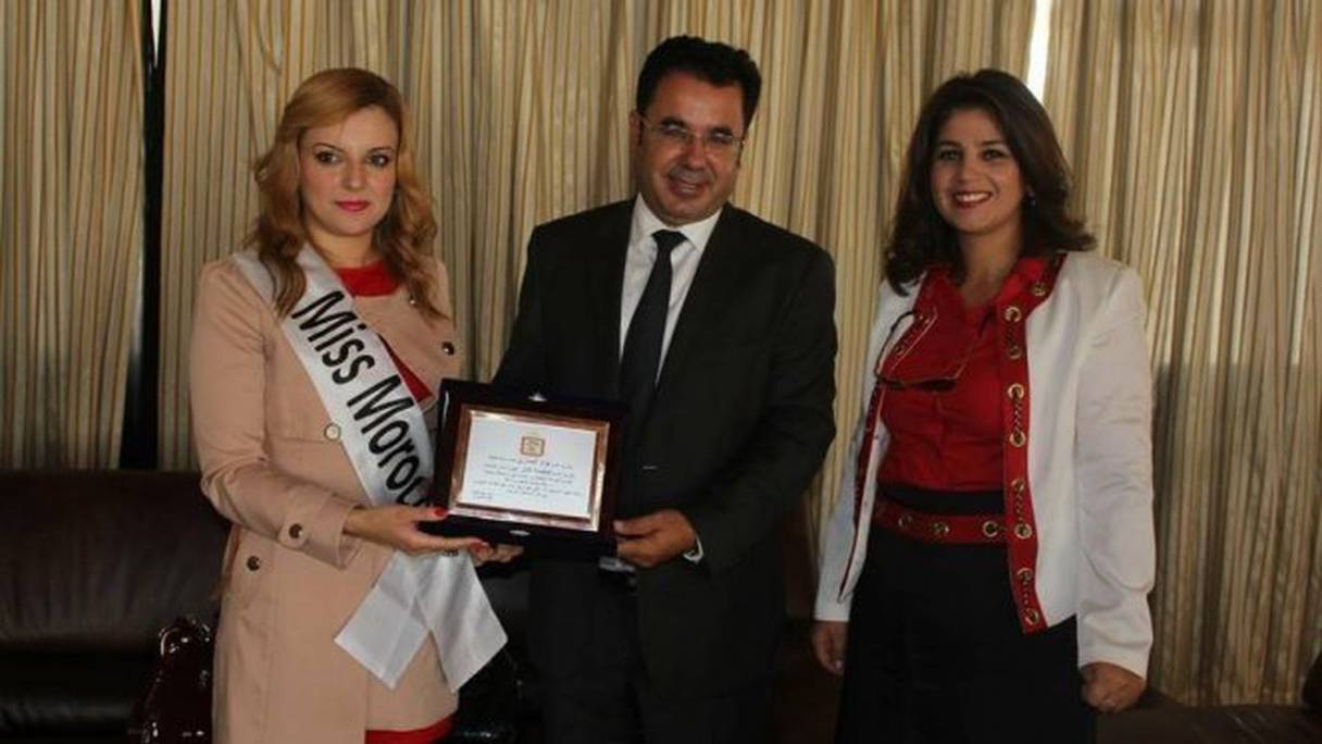 Fouad El Omari, maire de Tanger, entouré par Fatima Faize, Miss Maroc 2013, et Loubna Amghar, secrétaire provinciale de la section du PAM à Tanger.
