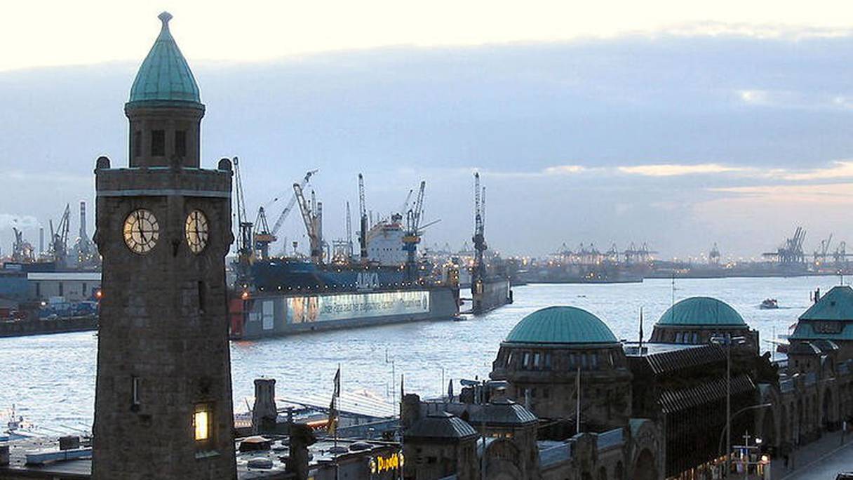 Vue du port de Hambourg, en Allemagne.
