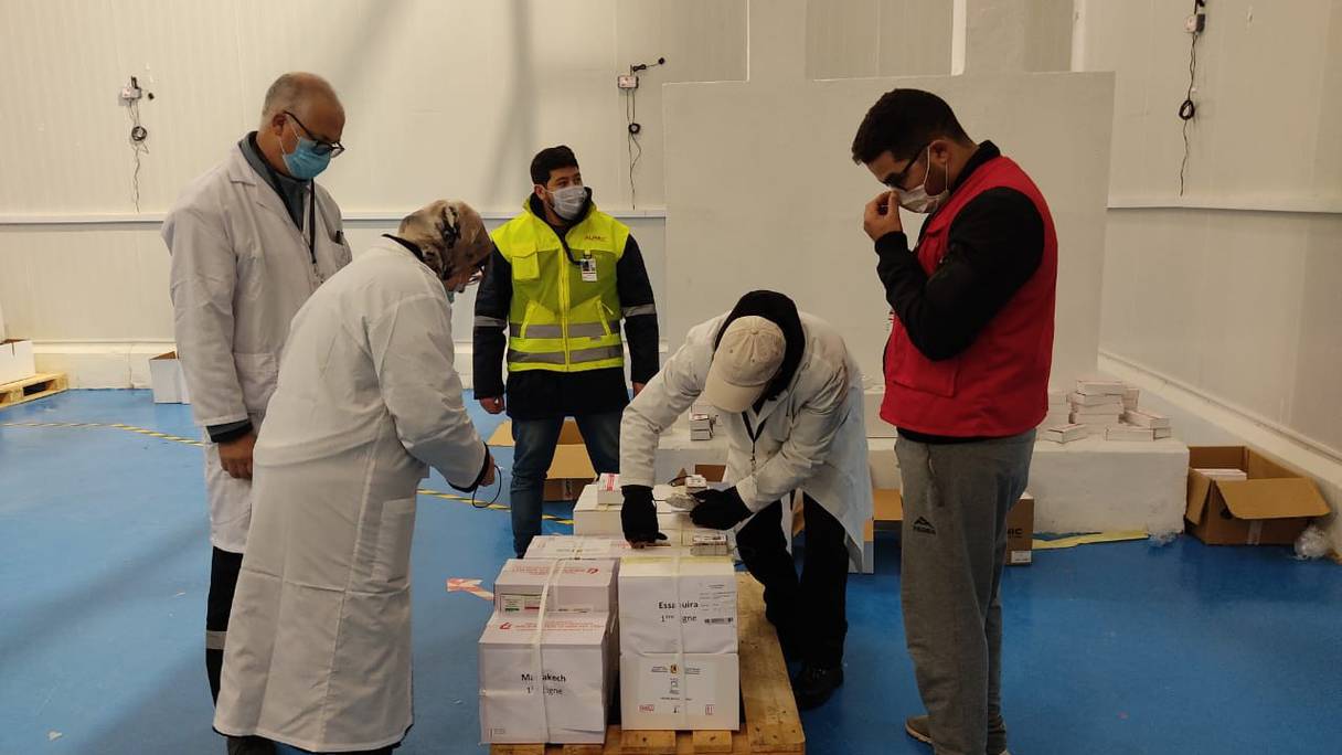Préparation des lots de vaccins contre le Covid-19 au niveau de la RAFC avant leur distribution dans toutes les localités du Maroc. 
