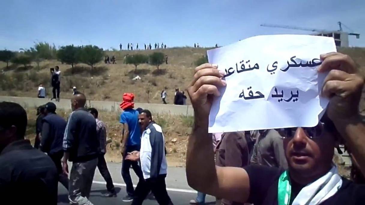 "Un militaire à la retraite exige ses droits", clame ce retraité dans une banderole brandie lors d'une précédente manifestation des ex-soldats de l'Armée nationale populaire (ANP), qui marchent en direction de la capitale, Alger. 

