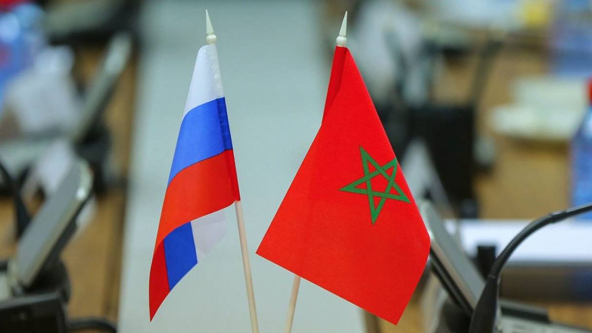 Drapeaux marocain et russe
