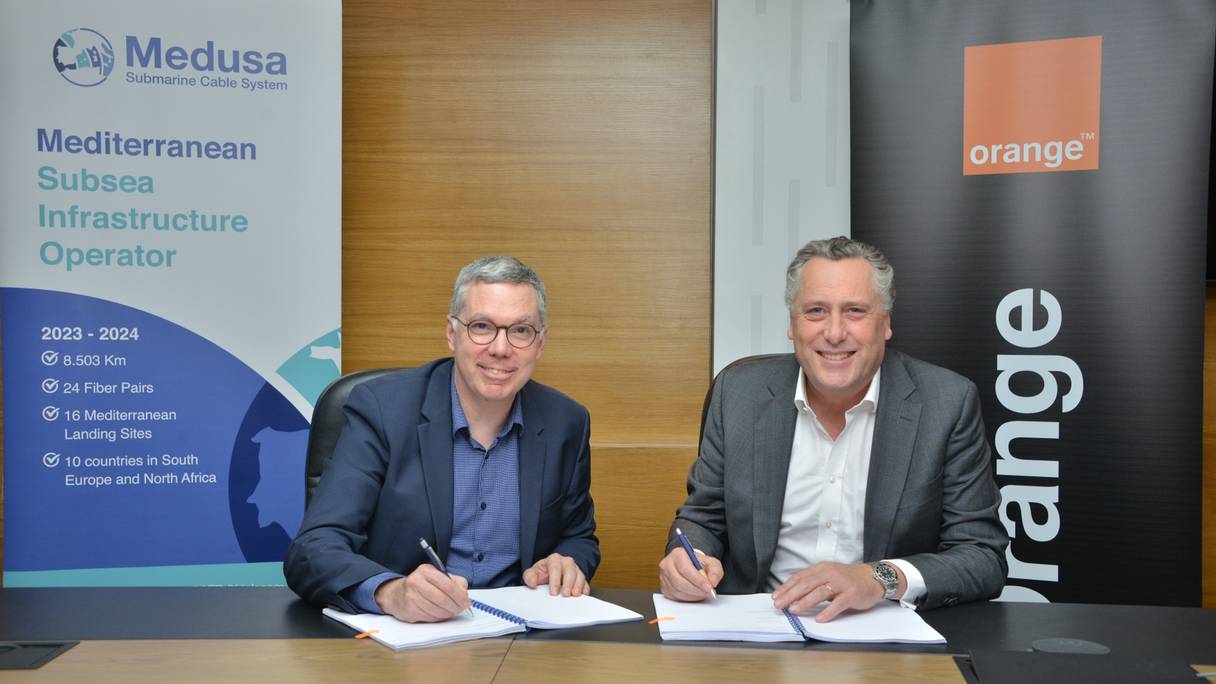Le DG d’Orange Maroc, Hendrik Kasteel et le DG de Médusa Submarine Cable System, Norman Albi lors de la signature d'un accord de colaboration entre les deux sociétés. 
