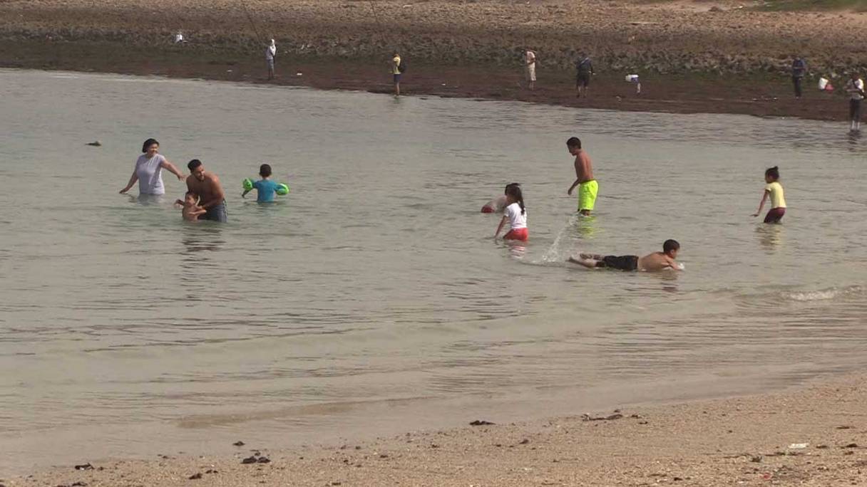 Plage de Témara, au cours du week-end du 29-30 octobre 2022. Des baigneurs se rafraîchissent en cet automne caractérisé par une inhabituelle vague de chaleur. 
