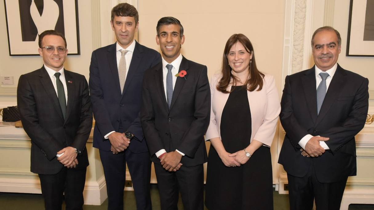 Rishi Sunak (au centre) entouré, de gauche à droite, de Hakim Hajoui, ambassadeur du Maroc, Mansoor Abulhoul, ambassadeur des Emirats arabes unis, Tzipi Hotovely, ambassadrice d'Israël, Shaikh Fawaz bin Mohammed Al Khalifa, ambassadeur de Bahreïn, à Londres, le 3 novembre 2022. 
