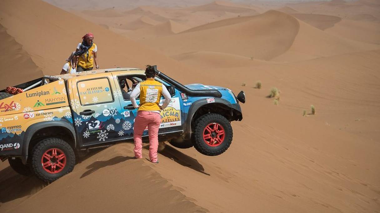 Dix équipes représentant pas moins de douze pays concourent au rallye, dans le désert de Naiman, en Mongolie. 
