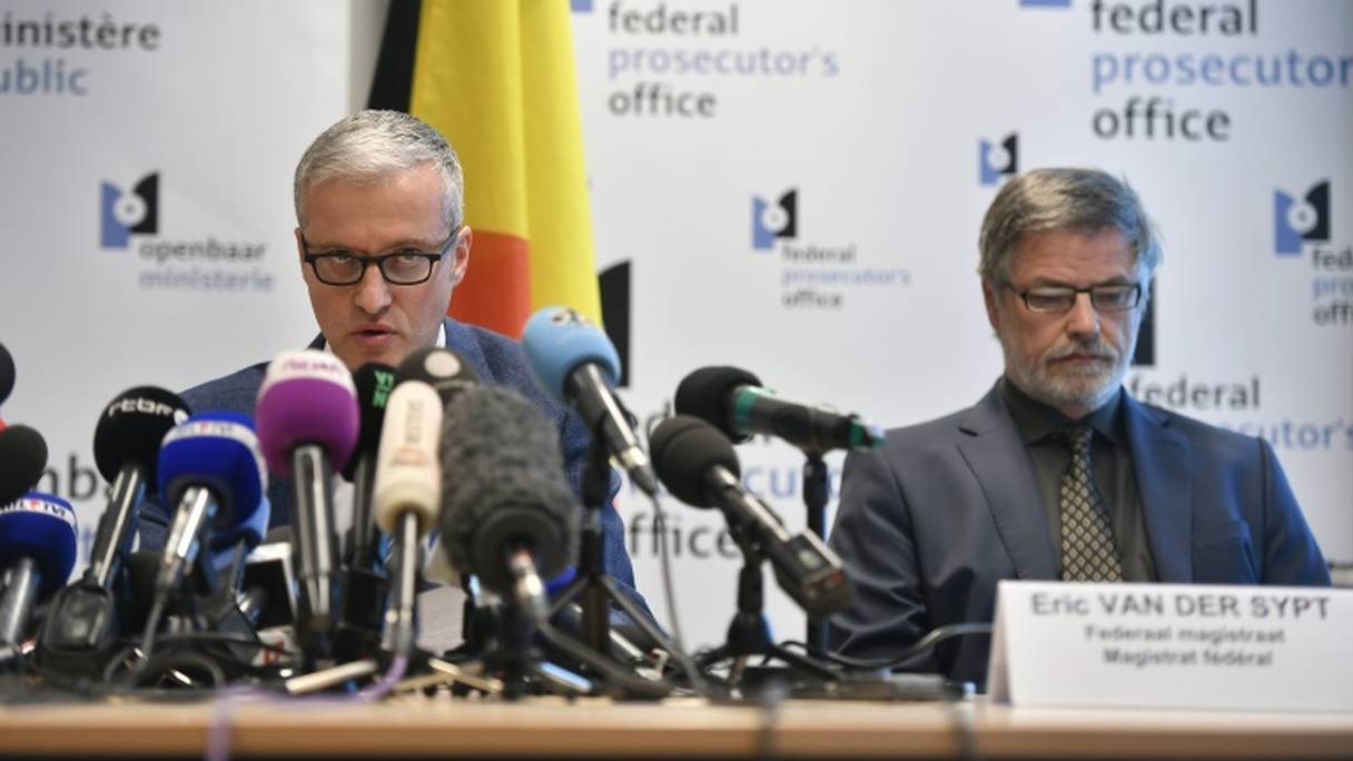 Le porte-parole du parquet fédéral belge Thierry Werts (g) lors d'une conférence de presse à Bruxelles, le 7 avril 2016.
	 
