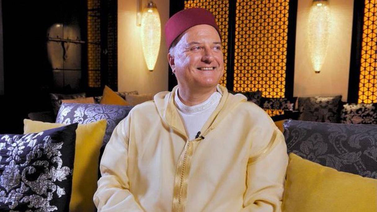 David Govrin, représentant de l’Etat d’Israël au Maroc, a revêtu une belle djellaba et s'est coiffé d'un fez, l'une des coiffes traditionnelles masculines au Maroc. 
