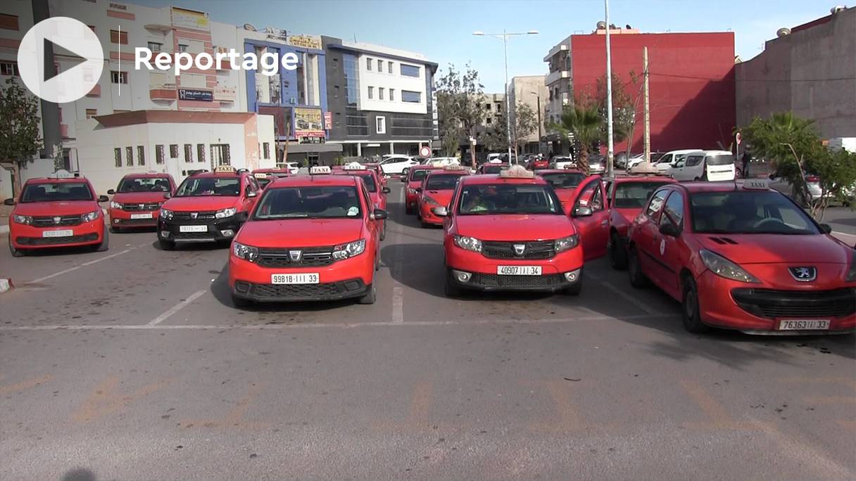 La hausse du tarif des courses en petit taxi inquiète les habitants d'Agadir.
