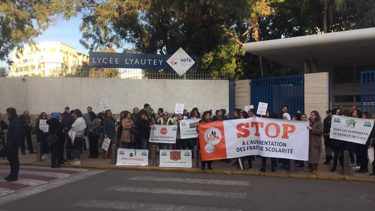 Des parents d'élèves protestent contre la hausse des frais de scolarité devant l'entrée principale du lycée Lyautey, boulevard Ziraoui, à Casablanca. 
