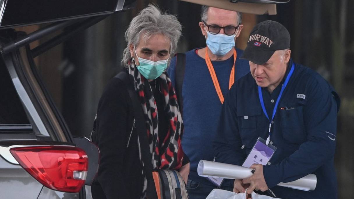 Les membres de l'équipe de l'OMS, Peter Daszak (à droite), Marion Koopmans (à gauche), et Peter Ben Embarek (au centre) quittent leur hôtel après avoir terminé leur enquête sur les origines du coronavirus Covid-19 à Wuhan, en Chine, le 10 février 2021.
