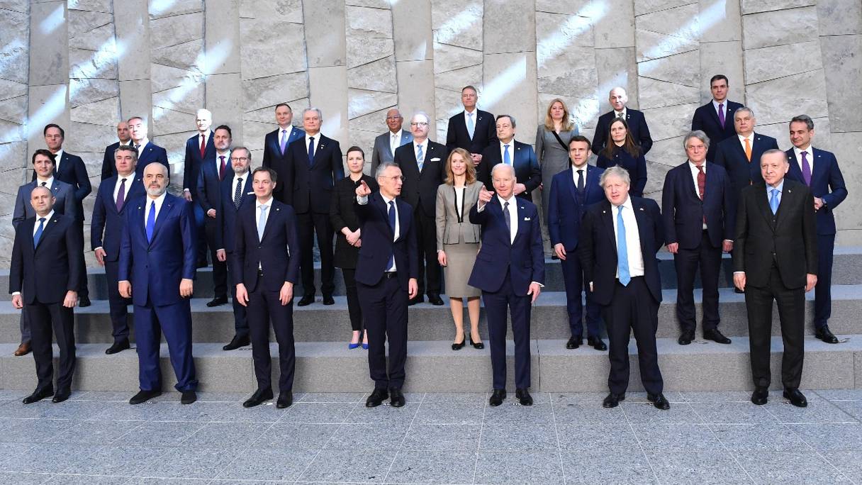 Le Premier ministre belge Alexander De Croo, le secrétaire général de l'OTAN Jens Stoltenberg, le président américain Joe Biden, le Premier ministre britannique Boris Johnson et le président turc Recep Tayyip Erdogan et d'autres dirigeants de l'OTAN, à Bruxelles, le 24 mars 2022.
