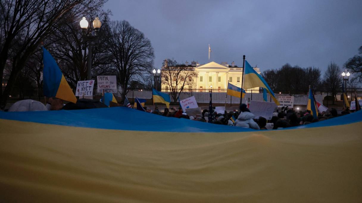Des manifestants anti-guerre à un rassemblement contre l'opération militaire russe en Ukraine au parc Lafayette, près de la Maison Blanche, le 24 février 2022 à Washington, jour où Vladimir Poutine a lancé une invasion à grande échelle de l'Ukraine.
