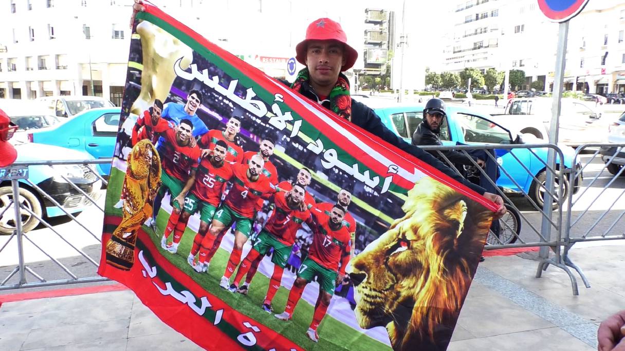 Enthousiastes, mais surtout fiers, les Marocains du Royaume et d’ailleurs affluent vers Rabat pour accueillir les Lions de l’Atlas, de retour de Qatar pour célébrer leur parcours héroïque et historique à la Coupe du Monde 2022. 
