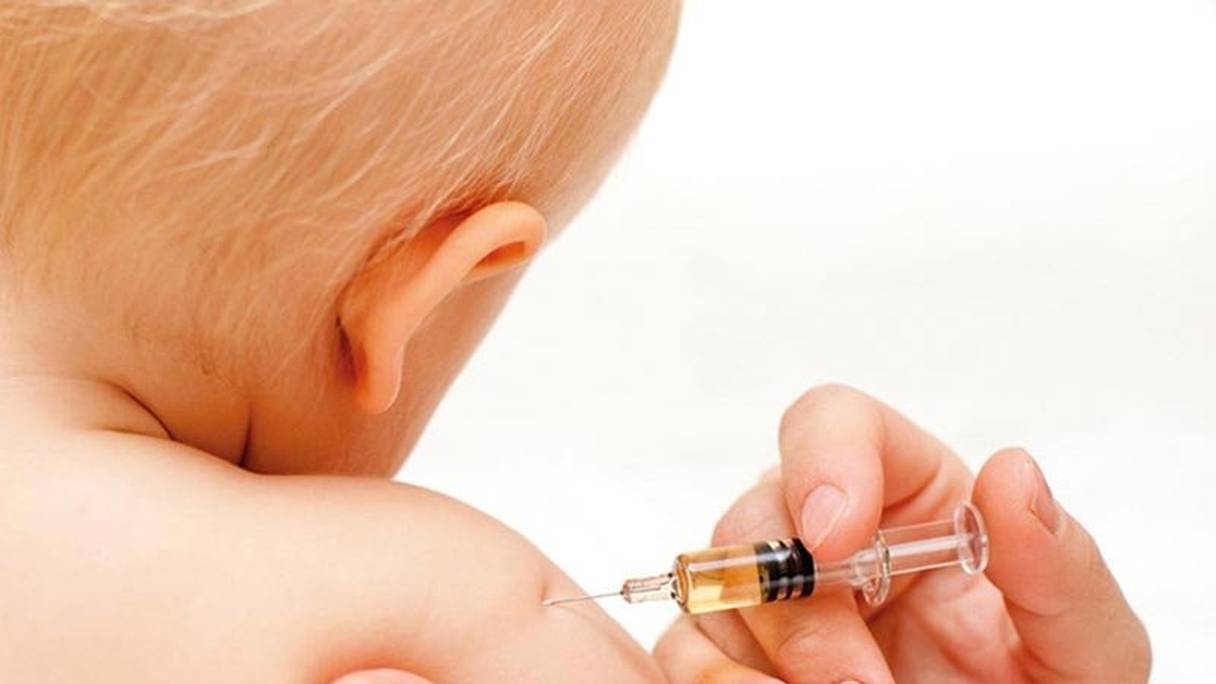 Injection d'un vaccin à un bébé. 
