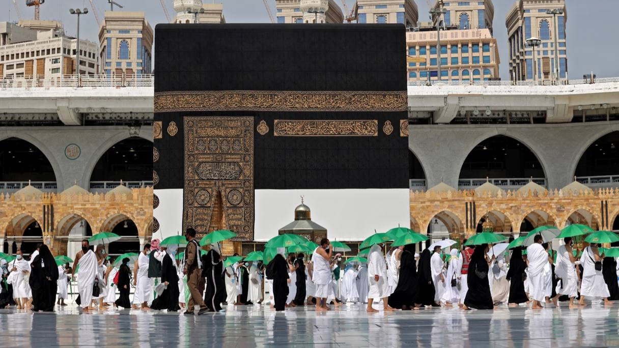 L'un des rites du pèlerinage du Hajj de l'année hégirienne 1442, avec un nombre très limité de fidèles autour de la Kaaba, à La Mecque (le 17 juillet 2021).
