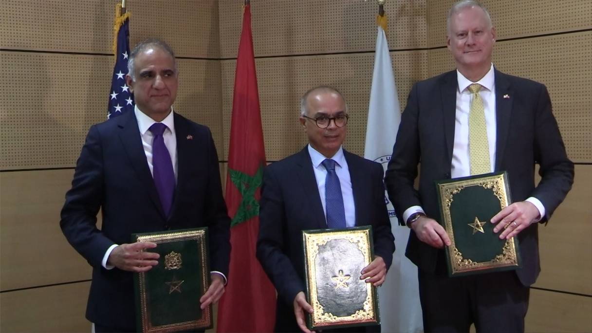 De g. à dr.: Puneet Talwar, ambassadeur des Etats-Unis au Maroc, Chakib Benmoussa, ministre de l'Educaction nationale, du préscolaire et des sports, et Erik Janowsky, directeur d'USAID Maroc.
