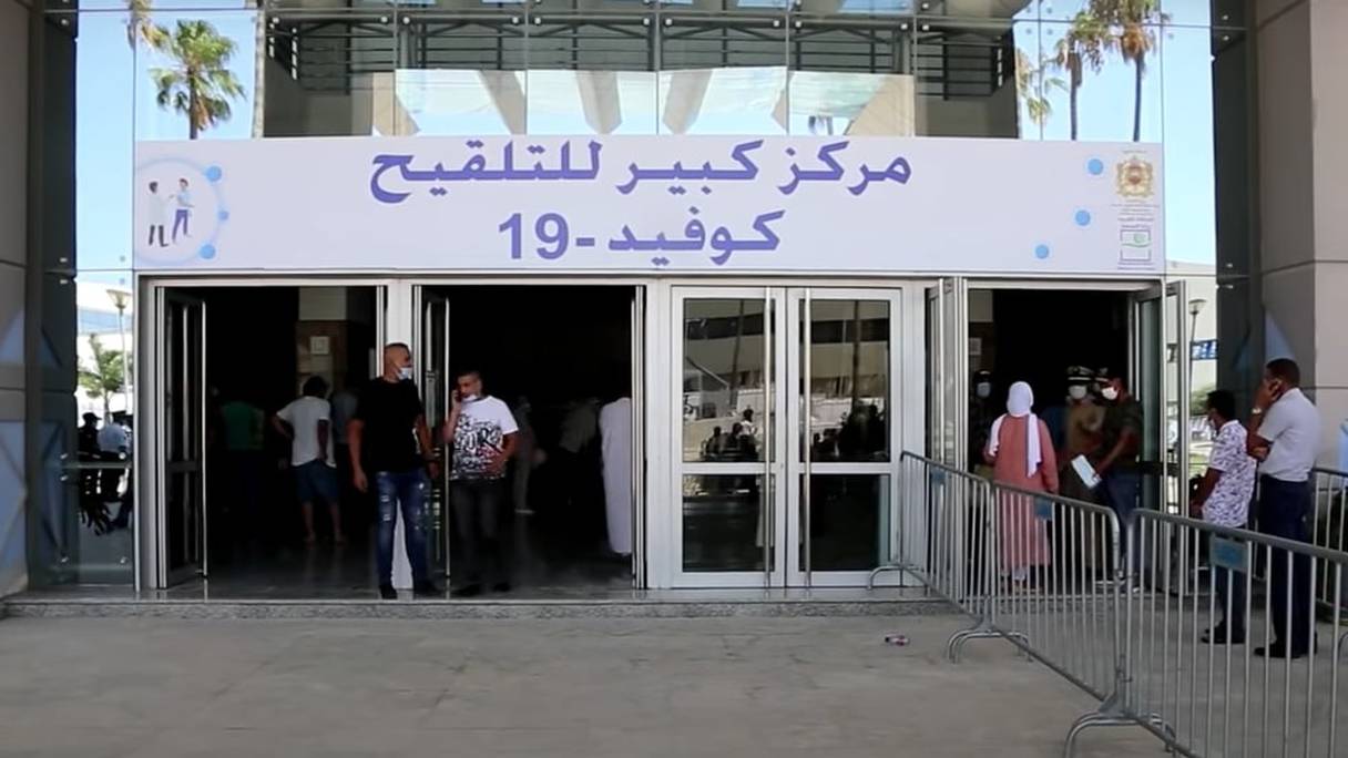 Le grand stade de Tanger transformé en centre de vaccination pour accélerer la campagne nationale.
