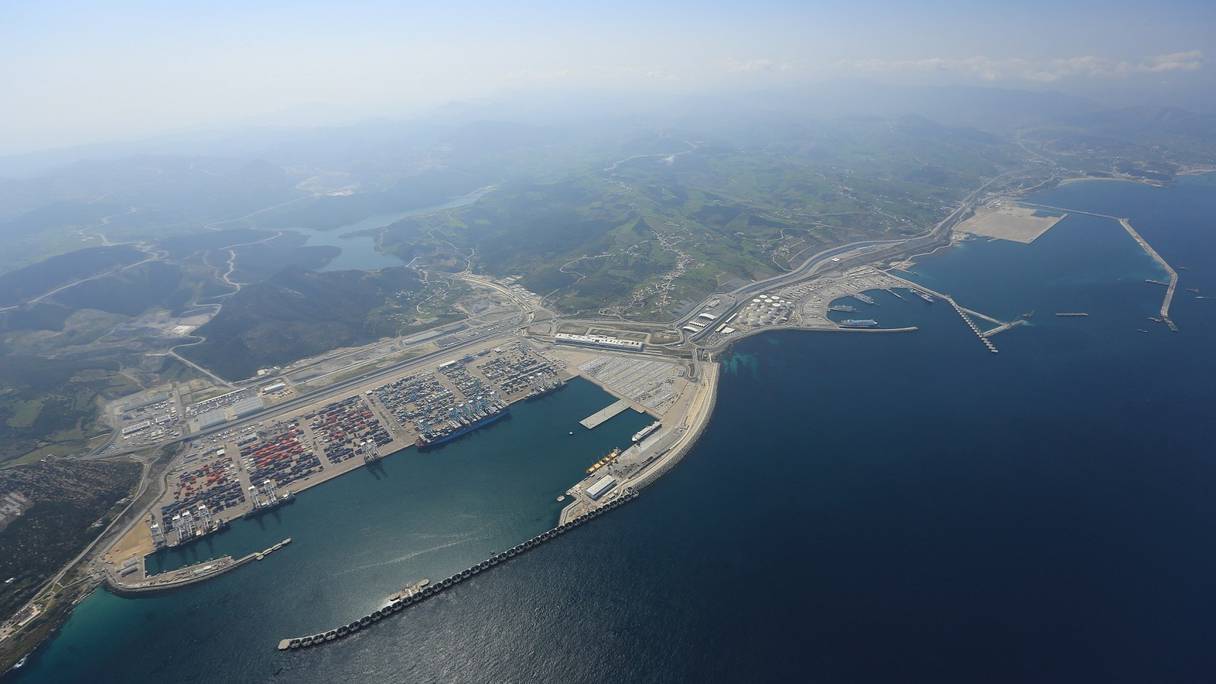 Tanger Med, vue générale. A 40 km à l'Est de Tanger sur le détroit de Gibraltar, le plus grand port d'Afrique est à 14 km de l'Espagne, et se trouve sur la voie de passage du commerce maritime mondial Est-Ouest entre l'Asie, l'Europe et l'Amérique du Nord.

