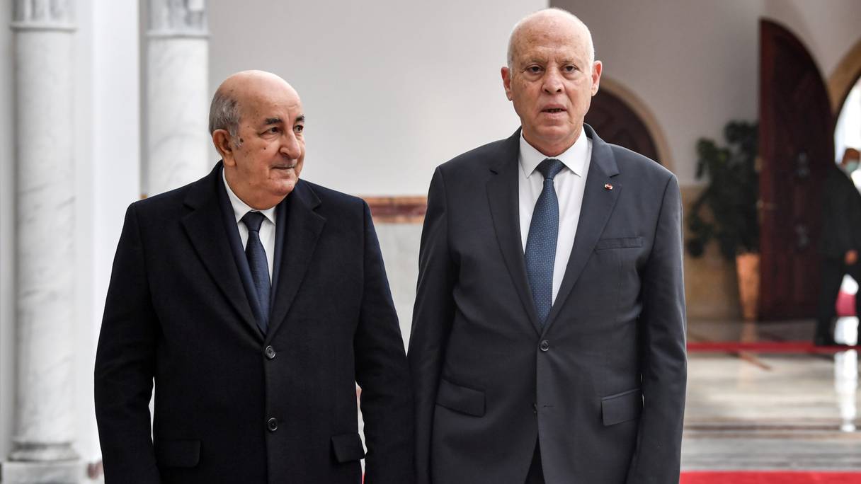 Le président tunisien Kaïs Saïed et le président algérien Abdelmadjid Tebboune, lors de la visite de ce dernier à Tunis, le 15 décembre 2021.
