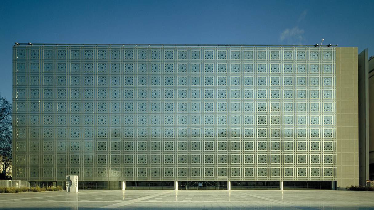 La façade de l'Institut du monde arabe (IMA), à Paris.
