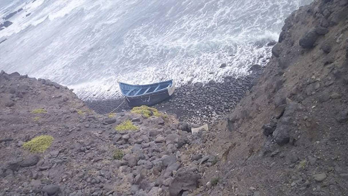 Barque abandonnée sur une plage du Cap-Vert, le 30 octobre 2021. 
