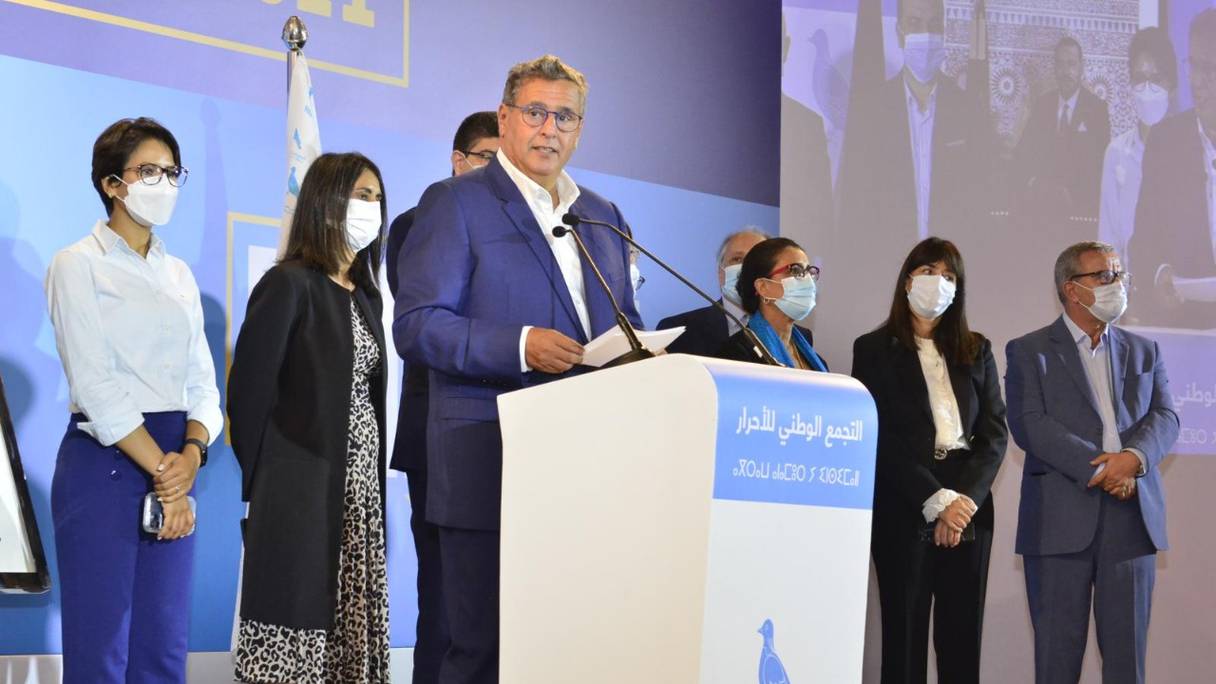 Aziz Akhannouch, président du RNI, fait face aux médias, le 9 septembre 2021, au lendemain des élections législatives, régionales et communales, au siège du parti, à Rabat. 
