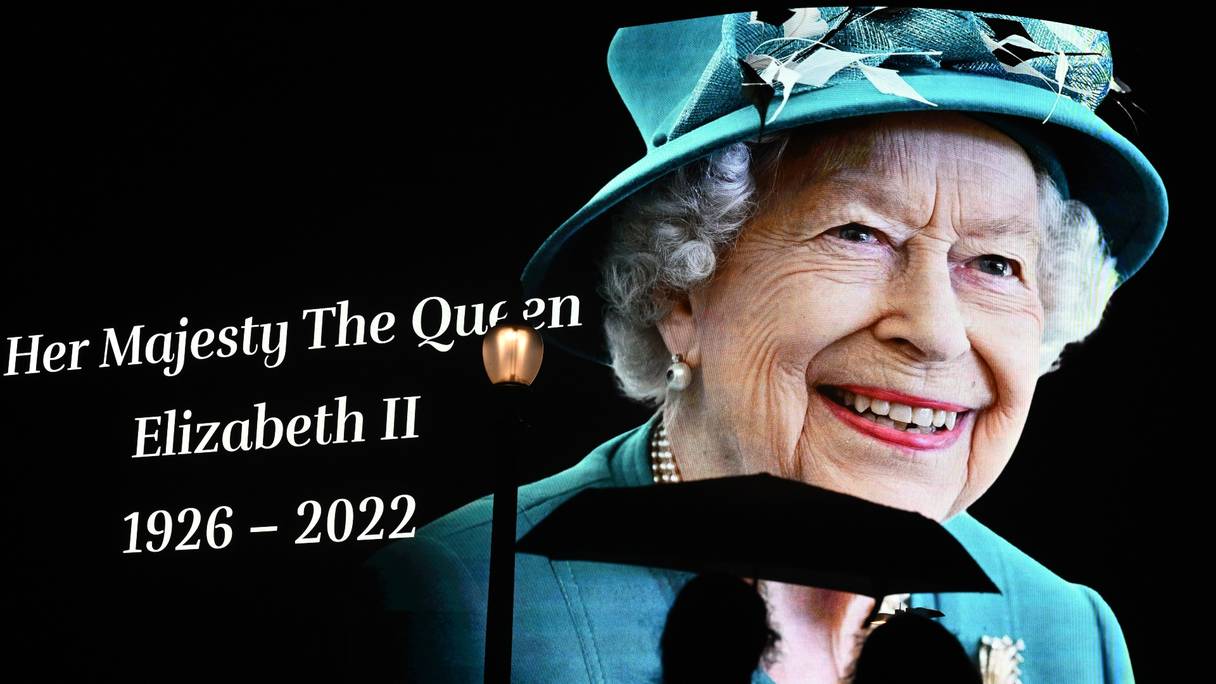 Une photo en hommage à la reine Elizabeth II exposée à Piccadilly Circus, dans le centre de Londres.
