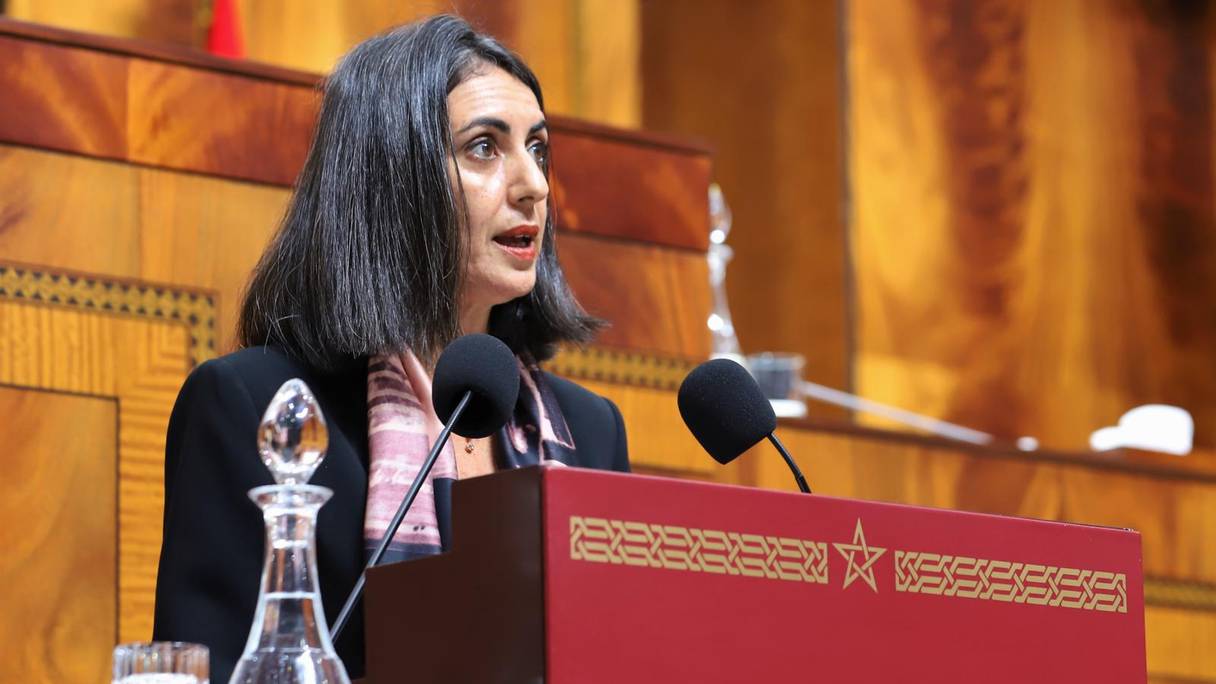 La ministre de l’Economie et des Finances, Nadia Fettah Alaoui, s’exprime lors d’une séance plénière à la chambre des représentants consacrée à la discussion et au vote du Projet de la Loi des Finances 2022, le 13 novembre 2021.
