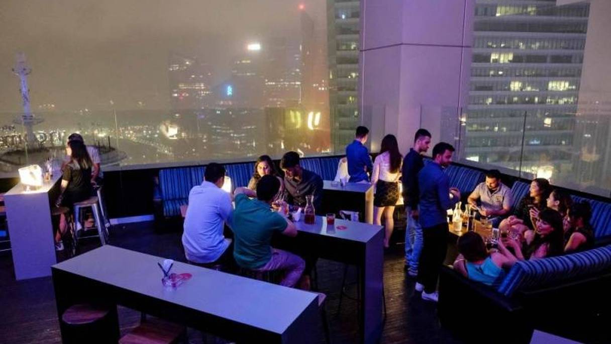 Le bar Skyline, situé au 45e étage d'un gratte-ciel, à Singapour. 
