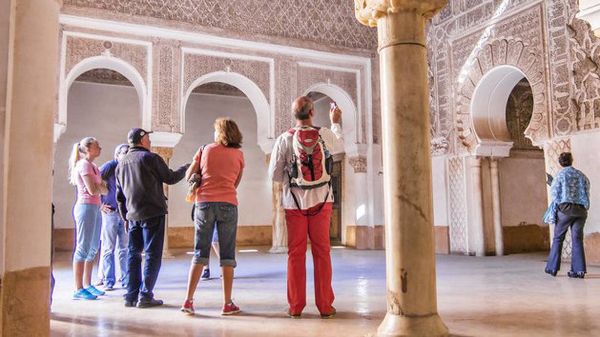 Un guide touristique à Marrakech.
