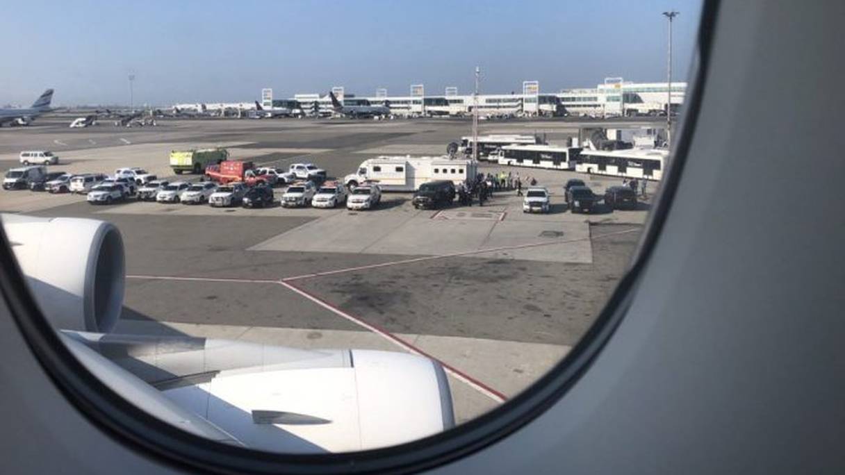Vue de l’aéroport JFK de New-York depuis l’intérieur de l’avion en quarantaine.
