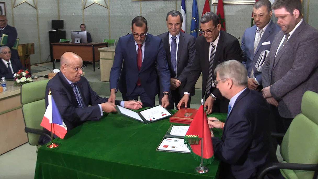 Lors de la signature d'un accord de jumelage entre Laâyoune et Metz, lundi 24 octobre 2022.
