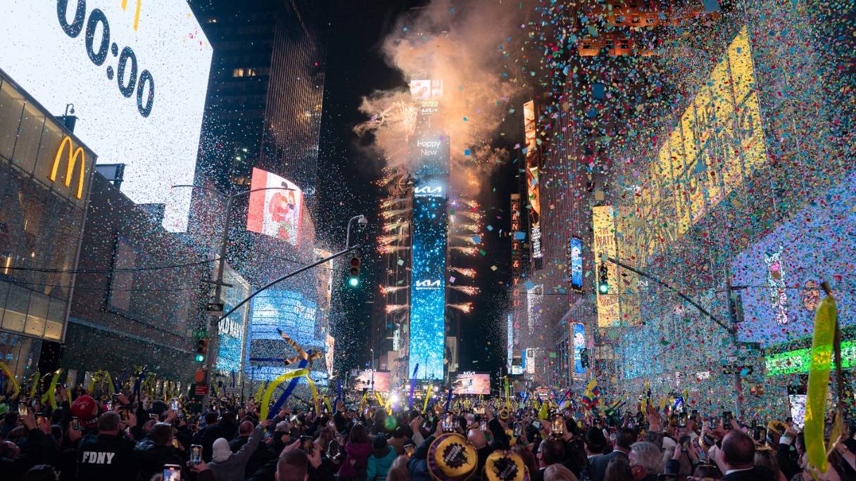 Des confettis tombent sur la foule à minuit, le 1er janvier 2022, pour célébrer le début de la nouvelle année, à Times Square, à New York.
