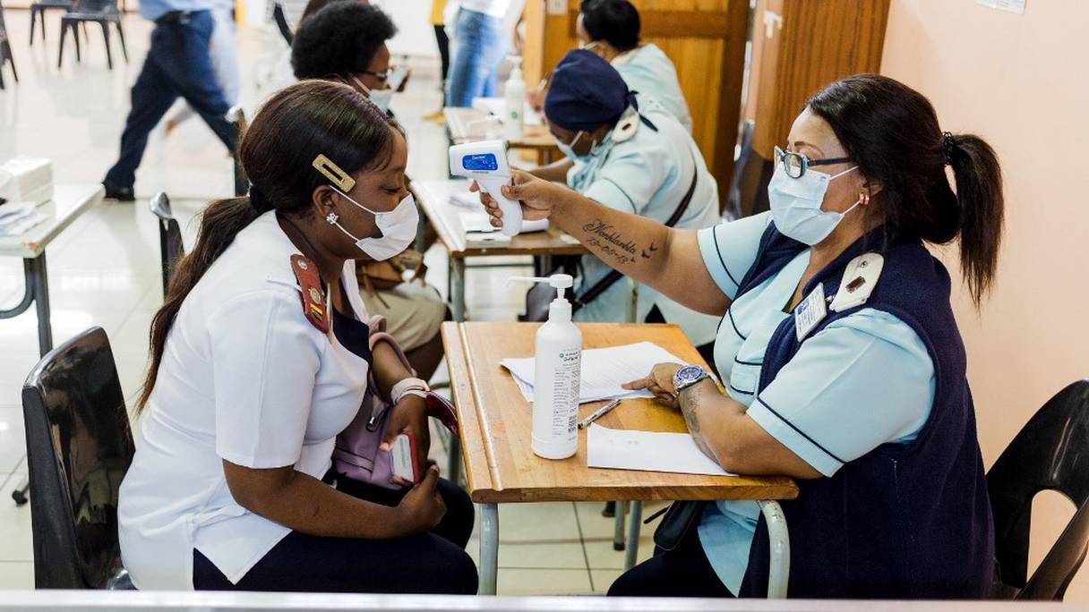 Une infirmière contrôle la température d'une personne qui s'apprête à recevoir une dose du vaccin Johnson & Johnson contre le Covid-19, à l'hôpital Prince Mshiyeni d'Umlazi, au sud de Durban, le 18 février 2021.
