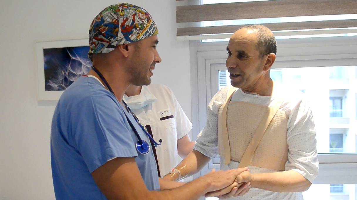 Bouchta Boukhlik, le premier bénéficiaire de l’Assurance maladie obligatoire (AMO Tadamon), en compagnie du Mehdi Ouazzani, anesthésiste-réanimateur.
