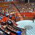 Magnifique: au Parlement, un député offre une marmite de bissara à un ministre