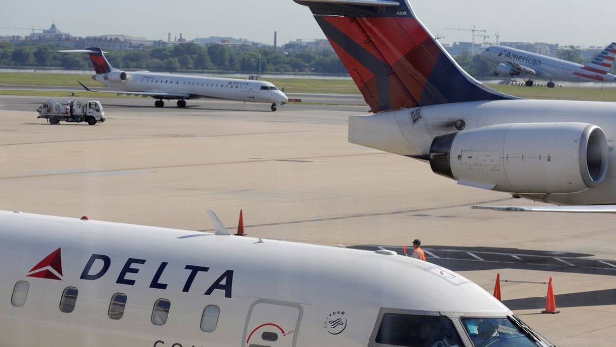 Des avions de la compagnie aérienne américaine Delta, sur le tarmac. 
