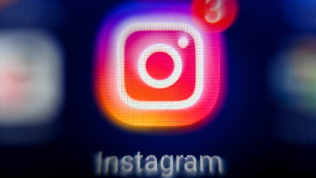 Le logo du réseau social américain Instagram, sur un écran de tablette (photographie prise à Moscou le 18 octobre 2021).
