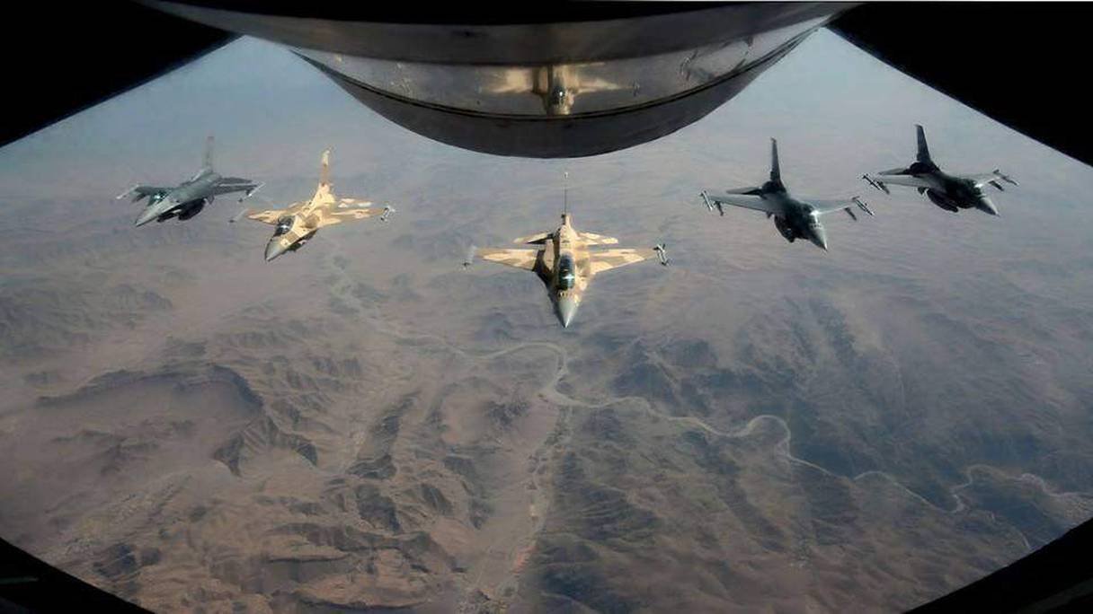 Opération de ravitaillement en vol des F16 marocains au-dessus de la région de Ben Guérir.  
