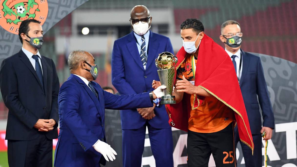 Le président de CAF, Ahmad Ahmad, remettant le trophée 2020 de la Coupe de la CAF au capitaine de la RSB.
